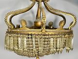 un lustre en or suspendu au plafond d'une pièce