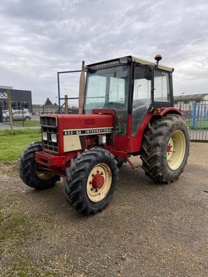 un tracteur rouge garé dans la terre