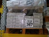 une grande pile de cartons posée sur une palette dans un magasin