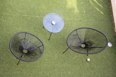 trois chaises posées sur l'herbe dans le jardin