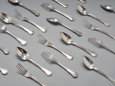 beaucoup de cuillères et de fourchettes en argent sur la table