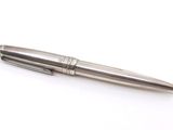 un stylo argenté posé sur une surface blanche