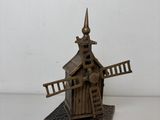 un petit bâtiment en bois surmonté d'un moulin à vent