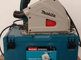 un gros plan d'une boîte bleue sur laquelle est représentée une scie circulaire
