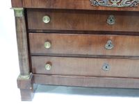 Commode en bois et placage, le plateau en marbre noir, ouvra… (photo 4)