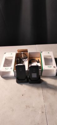 trois téléphones portables posés les uns à côté des autres sur une table