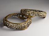 paire de bracelets anciens en laiton au motif en filigrane