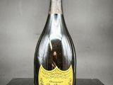 une vieille bouteille de champagne posée sur une table noire