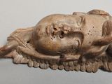 une photo représentant une statue d'un bébé allongé sur une table
