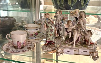 une vitrine en verre sur laquelle sont disposées de nombreuses figurines