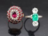 deux bagues ornées de pierres de couleurs différentes et de diamants sur un fond noir