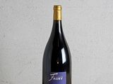 une bouteille de vin posée sur une table en bois