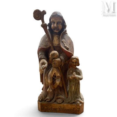 statue en bois représentant un homme tenant un enfant dans ses bras et un enfant