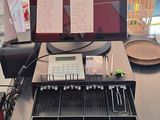 un ordinateur portable posé sur un bureau recouvert de papiers