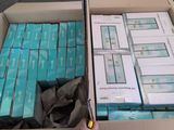 une boîte remplie de paquets de cigarettes posée sur une table