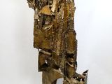 des sculptures en métal sont empilées les unes sur les autres sur une surface blanche