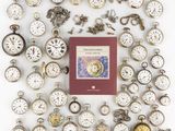 de nombreuses horloges disposées en cercle autour d'un livre
