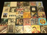 une grande collection de CD de musique posée sur une table