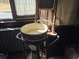 une salle de bain avec un lavabo et un miroir