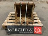 une palette en bois sur laquelle est accrochée une pancarte portant l'inscription « Mercier et C. E. »