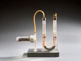 deux tubes contenant un liquide, posés sur une table