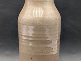 un vase brun posé sur une table