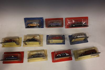 un grand nombre de petites voitures posées sur une table