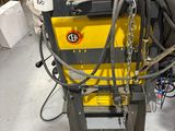 une machine placée au milieu d'une pièce