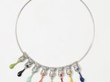 un gros plan d'un collier orné de breloques de différentes couleurs