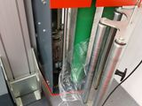 une machine posée sur le sol d'une pièce