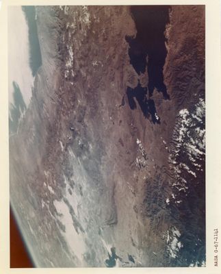 une vieille photo d'un lac au cœur de la Terre
