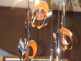 une lampe suspendue au plafond de la pièce
