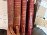 un homme qui tient une pile de livres