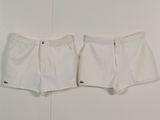 un short de tennis blanc accroché au mur