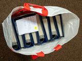 un sac blanc contenant tout un tas de livres