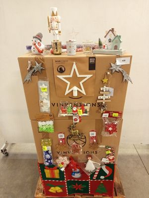 un sapin de Noël en carton surmonté d'une étoile