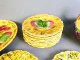 de nombreuses assiettes aux motifs variés posées sur une table