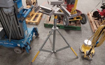une grosse machine posée au sol
