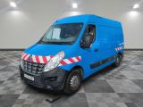 une photo d'une camionnette bleue avec une bande rouge et blanche