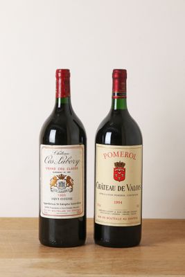 deux bouteilles de vin posées sur une table en bois