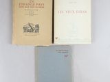 trois livres posés sur une table blanche, l'un à côté de l'autre