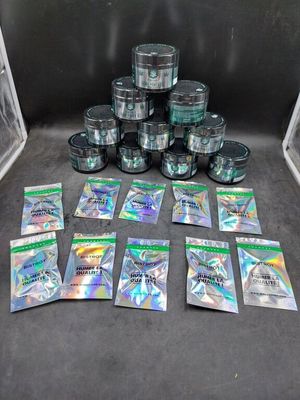 une pile de sachets en papier d'argent posée sur une table