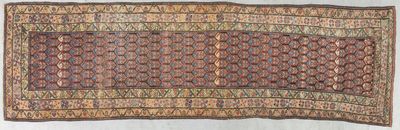 un vieux tapis orné d'un motif sur fond blanc