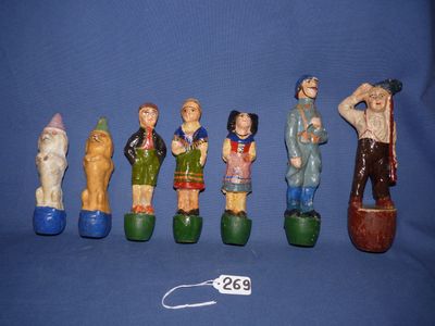 Ensemble de 7 quilles différentes en composition, représenta…