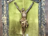 une image représentant une statue de Jésus sur une croix, dans un cadre
