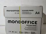 deux boîtes sont empilées sur une table