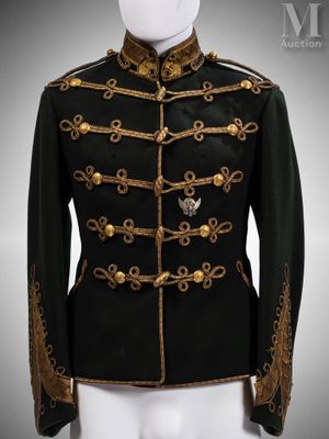 une veste noire et dorée avec des bordures dorées, présentée sur un mannequin