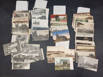 un grand nombre de cartes postales anciennes qui se trouvent sur la table
