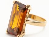 Gros plan sur une bague contenant une pierre orange