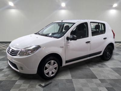 une photo d'une dacia blanche garée dans une pièce